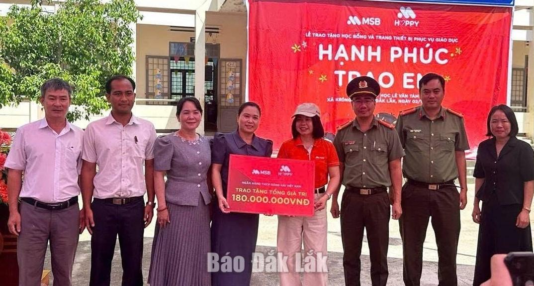 Trao tặng trang thiết bị dạy học cho Trường Tiểu học Lê Văn Tám, xã Krông Nô