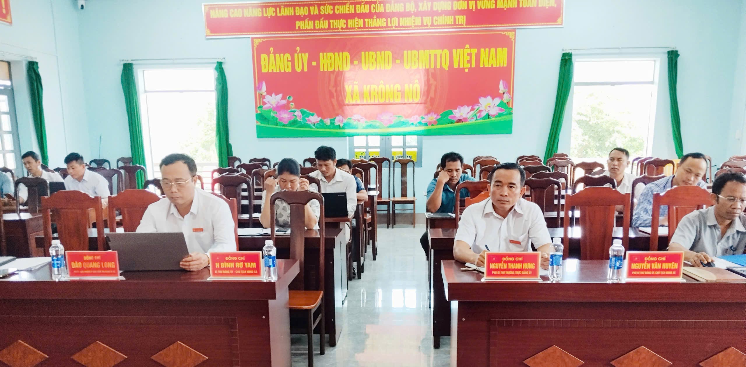HỘI NGHỊ BÀN GIAO CHỨC NĂNG, NHIỆM VỤ THAM MƯU VỀ CÔNG TÁC DÂN VẬN CỦA ĐẢNG ỦY XÃ KRÔNG NÔ