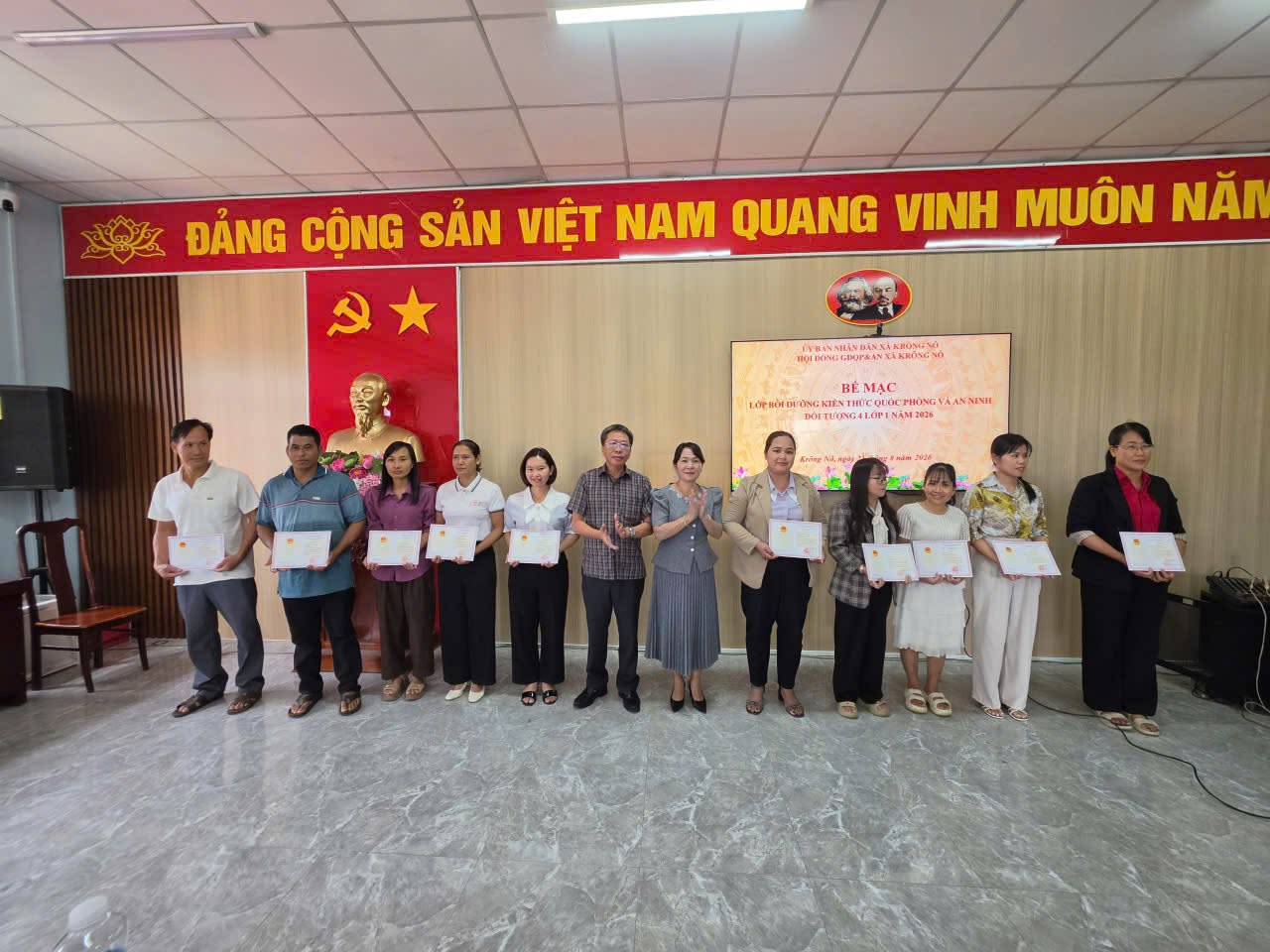 XÃ KRÔNG NÔ TỔ CHỨC BẾ MẠC LỚP BỒI DƯỠNG KIẾN THỨC QUỐC PHÒNG VÀ AN NINH NĂM 2026