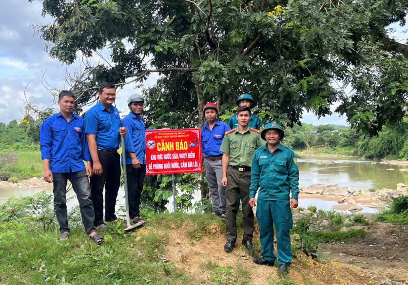 TUỔI TRẺ XÃ KRÔNG NÔ RA QUÂN CẮM BẢNG CẢNH BÁO PHÒNG, CHỐNG ĐUỐI NƯỚC TẠI CÁC HỒ, ĐẬP VÀ DÒNG SÔNG KRÔNG NÔ